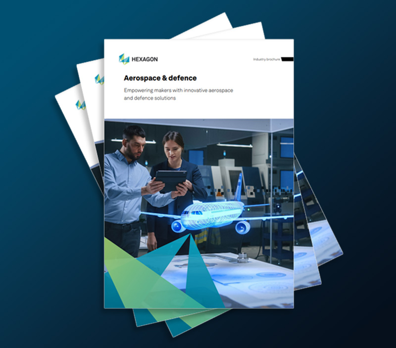 Dos ingenieros observando una tableta con un holograma de un avión delante de ellos