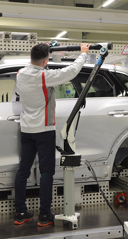 Switching from probing to scanning in the blink of an eye, the large Absolute Arm allows easy and accurate measurement inside or outside the car.