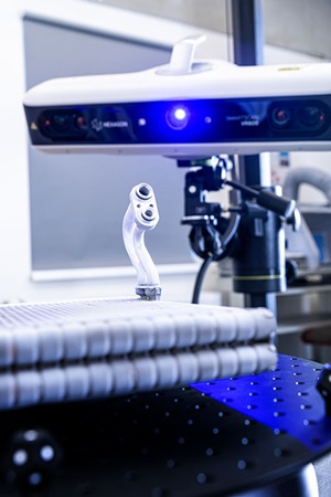 Plastic materials are sensitive to deformation, and this is precisely where the scanner truly excels