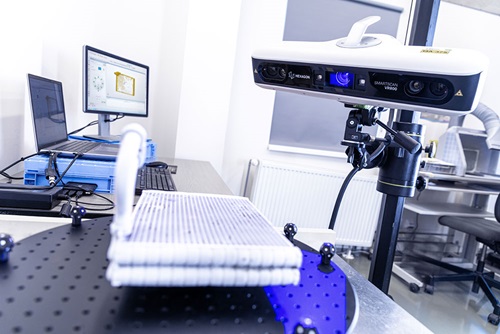 The VR800, paired with a turntable, provides high-resolution 3D digitalisation of cooling system components.