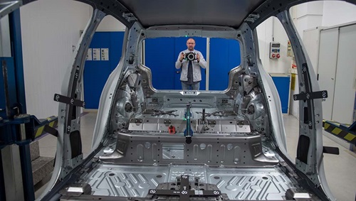 The point cloud created with the DPA Industrial is used to reference the handheld scanner.
