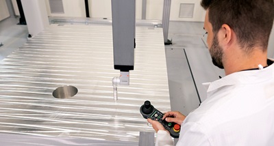 The gantry-style DELTA SLANT is ideal for the high-precision measurement of large-volume workpieces.