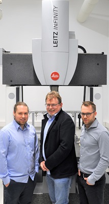 Managing Director Andreas Zöttl and his sons with YOUR-TOOL’s Leitz Infinity CMM. 