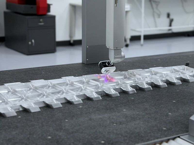 Laserscanner, der während einer Inspektionsroutine am KMG-Arm befestigt ist