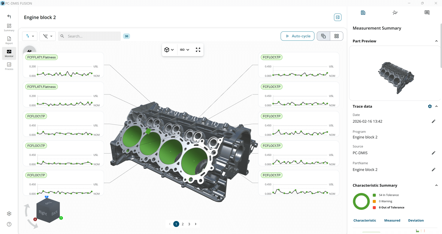 Interaktive computergestützte Design (CAD)-Ansicht eines Motorblocks mit grünen Toleranzdiagrammen und einer Übersicht über die Messstatusdaten