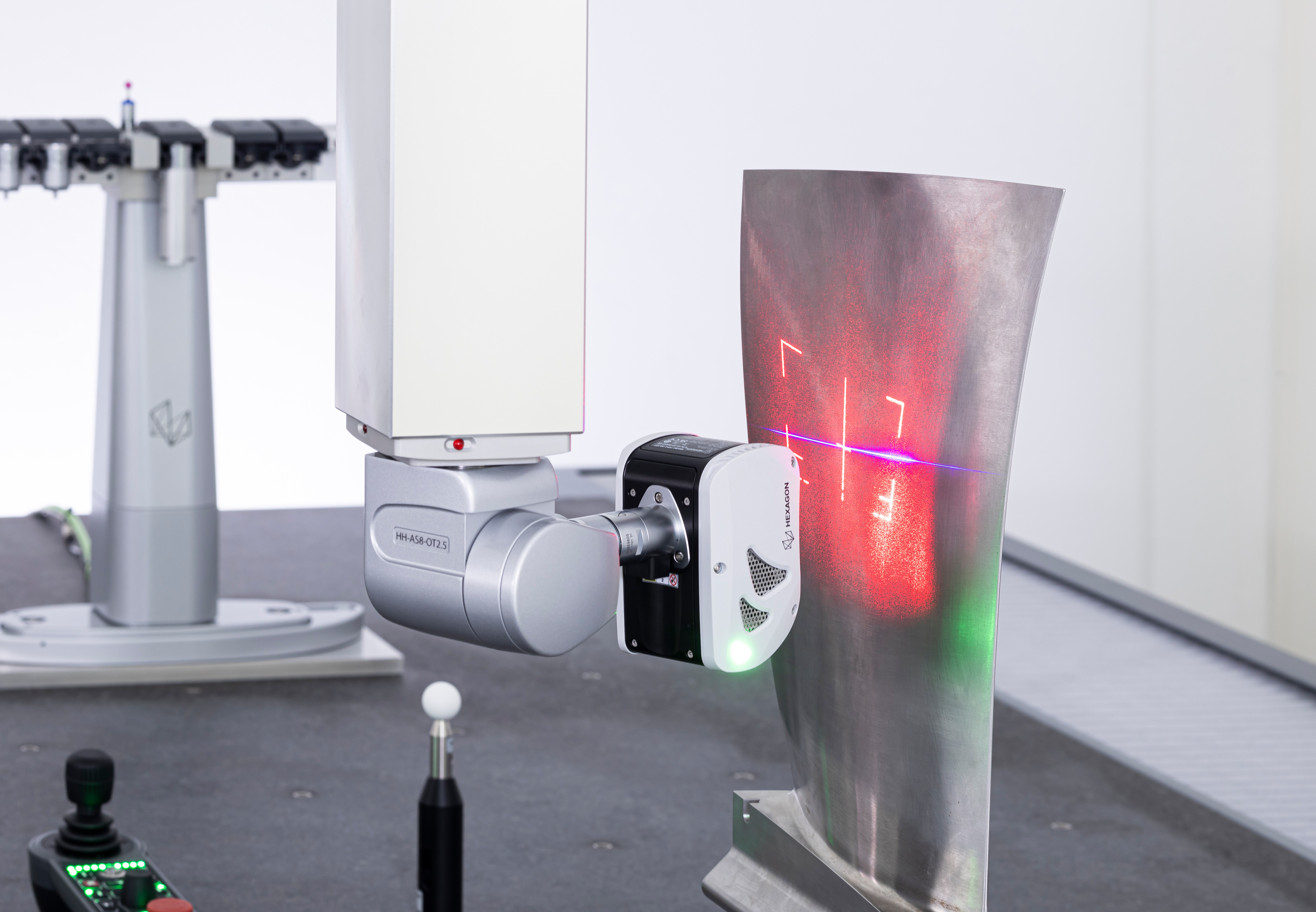 Sensore di scansione laser montato su una testa di misura automatica