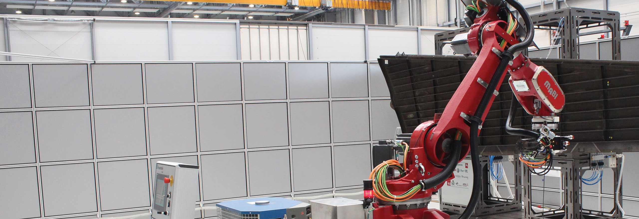 Real-time 7DoF pose control of an industrial robotic system for machining of large-scale CFRP parts in the aerospace industry