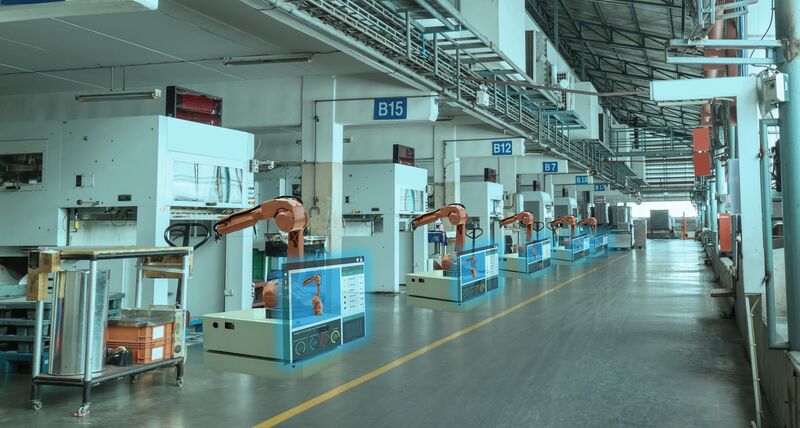 Uma fábrica com uma linha de produção que consiste em braços robóticos