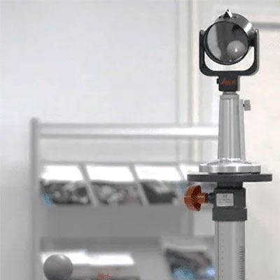 To determine the mirror plane, a scanning sphere is placed in the line of sight of the tracker and the mirror.