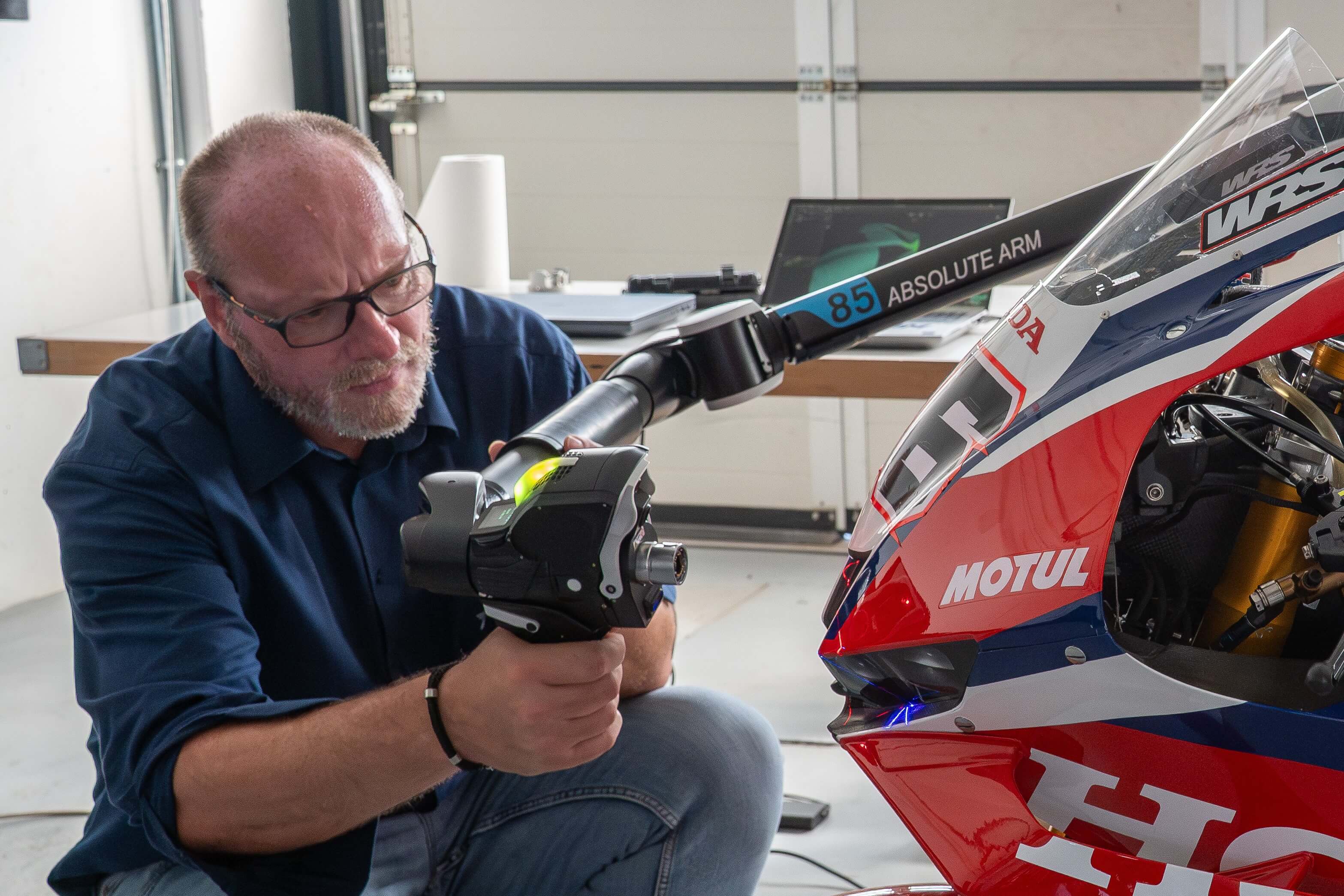 Hexagon’s Absolute Arm 7-Axis portable measuring arm in use