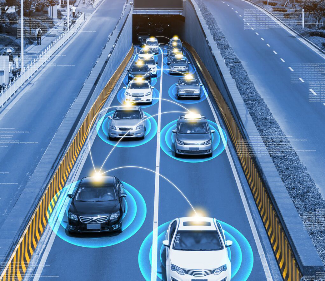 Autonome Fahrzeuge fahren auf einer Autobahn
