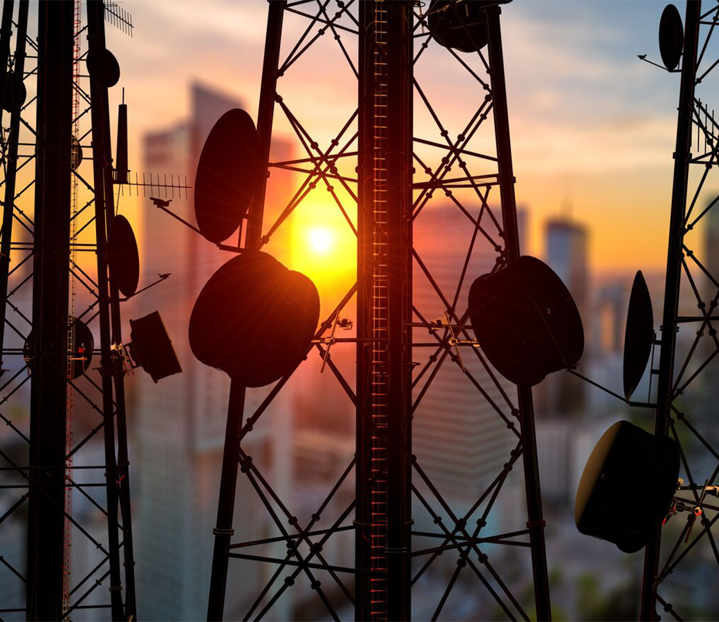 torres de telecomunicaciones en una gran ciudad