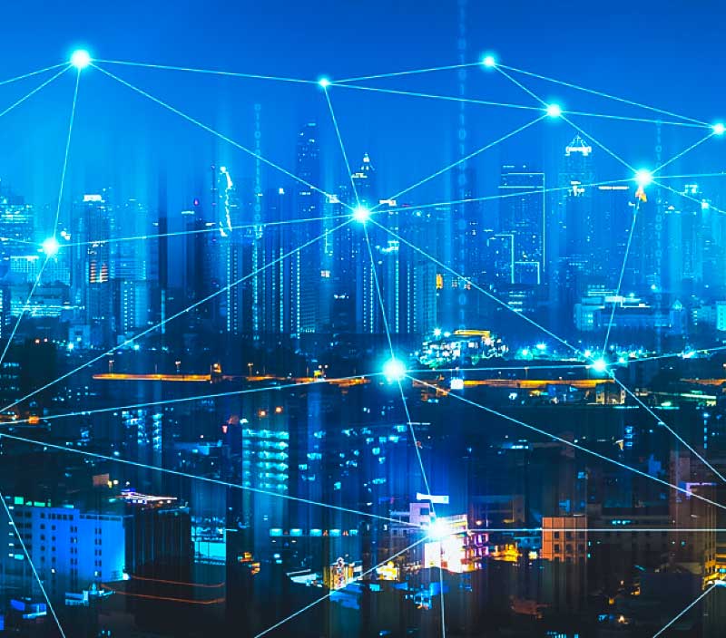 Paysage urbain bleu en soirée, montrant les points de connexion numérique avec HxGN Connect