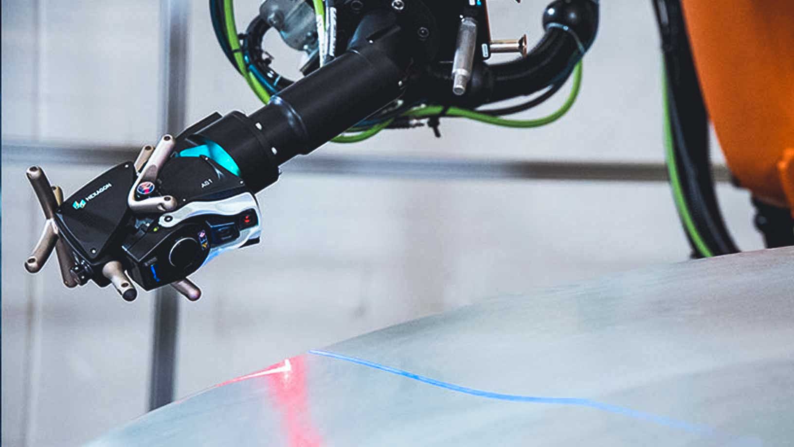 O robô realiza uma tarefa de medição em uma fábrica de automóveis usando a tecnologia de automação robótica HxGN