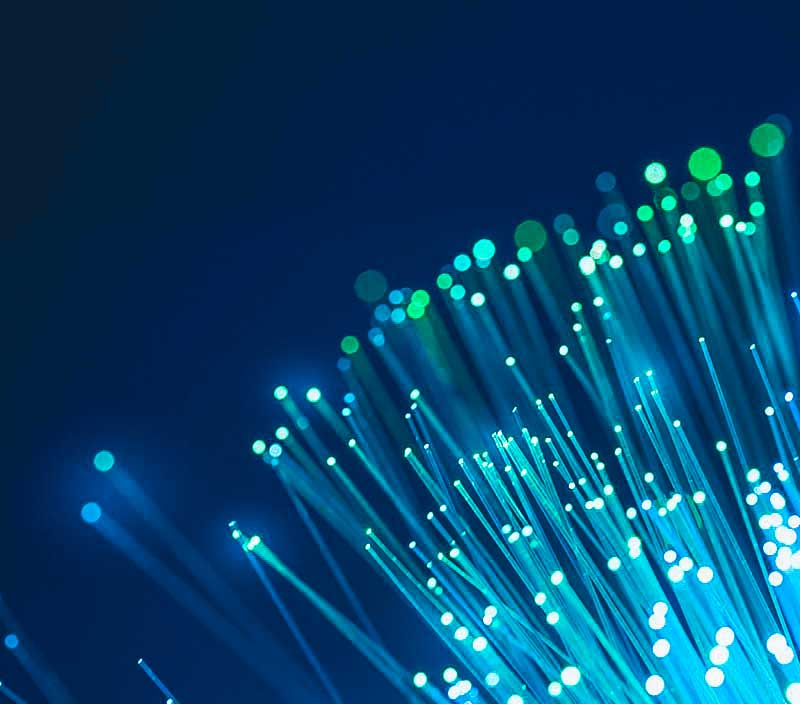 Grafik mit grünblauen, elektrischen Linien auf dunkelblauem Hintergrund