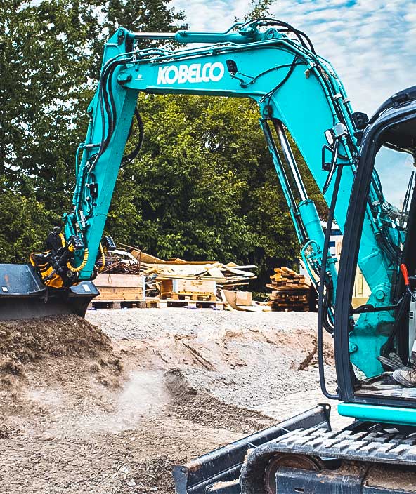 Image of an compact excavator using Leica iCON site excavator's easy-to-use machine-control solution