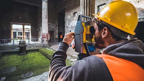 Bild eines Arbeiters, der auf einer Baustelle Vermessungsgeräte von GEOMAX verwendet.