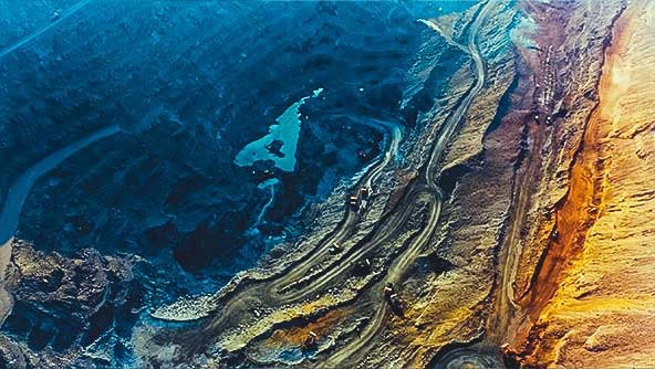 Imagem aérea de um local de mineração a céu aberto