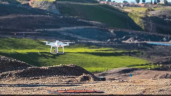 Imagem de um drone autônomo da Hexagon sobrevoando o solo.