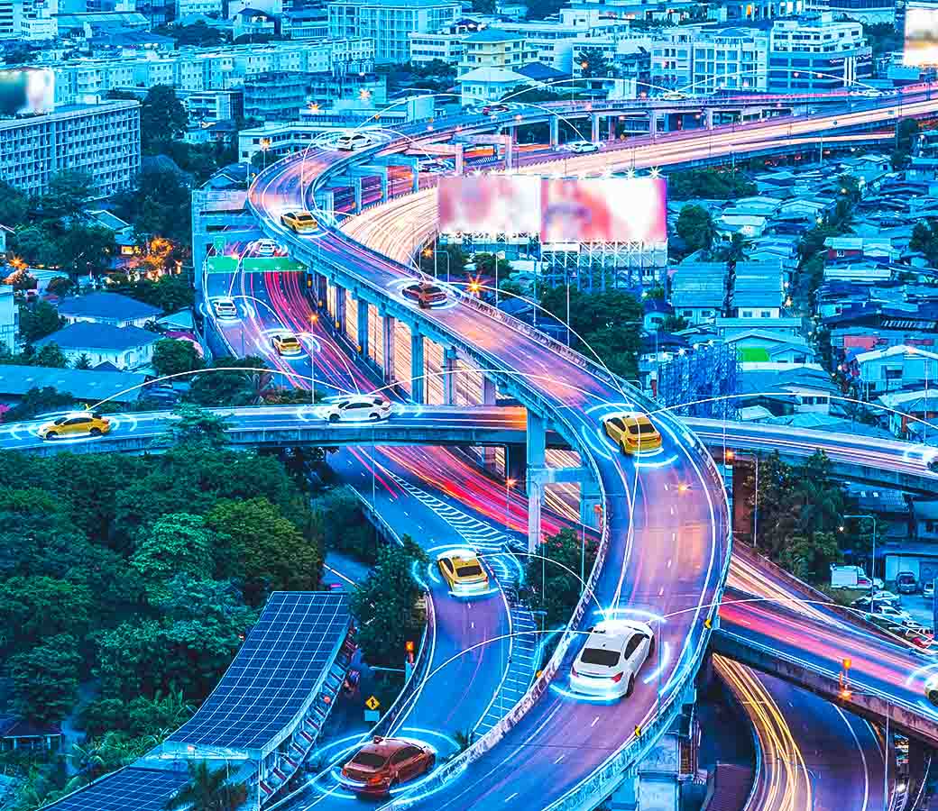 Auto autonome su una strada trafficata in città