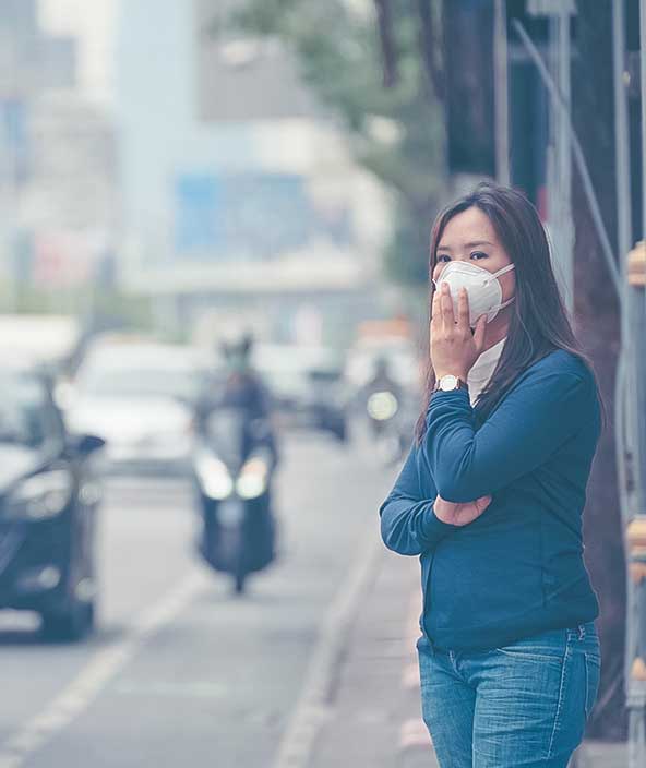 街中で防護マスクを着用する女性