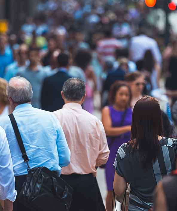 Pedoni che attraversano un'area trafficata
