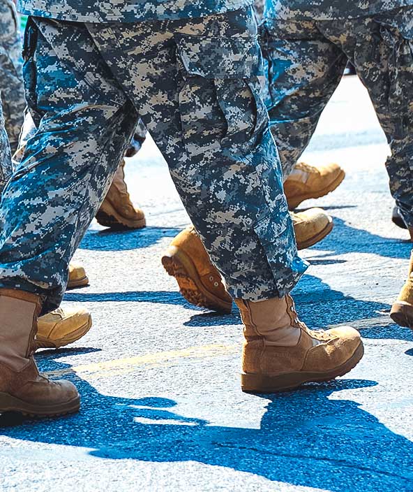 Soldados militares del ejército marchando en un desfile al aire libre