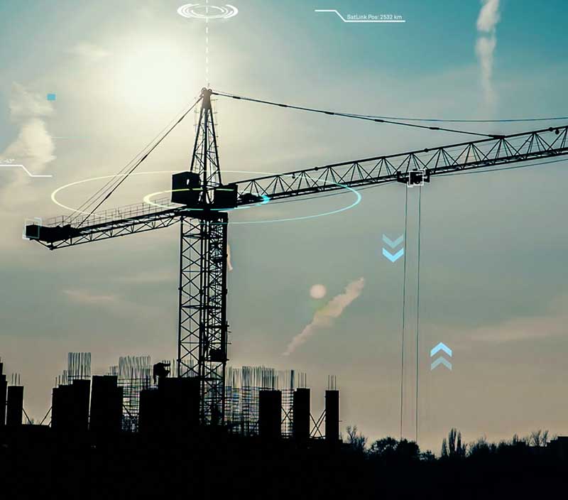 Imagen estilizada que representa una grúa grande en una obra de construcción, utilizando varias tecnologías de autonomía y posicionamiento para aumentar la eficiencia.