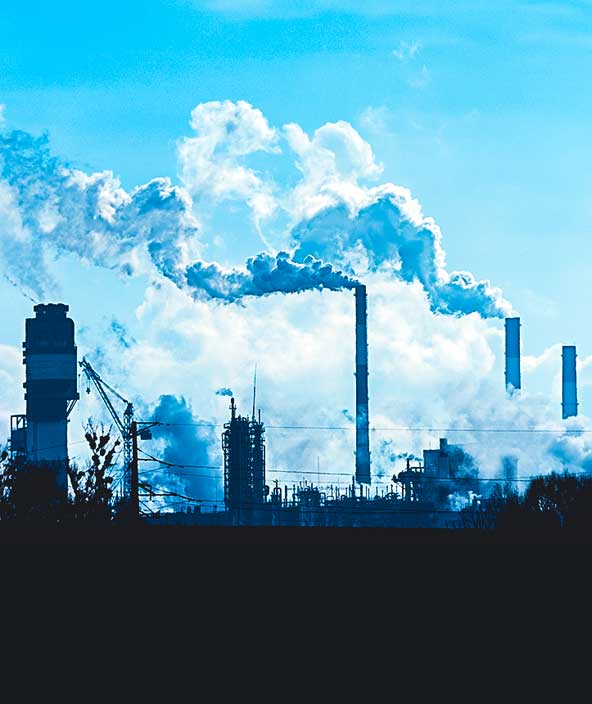 Luftverschmutzung durch Rauch aus den Schornsteinen einer Fabrik