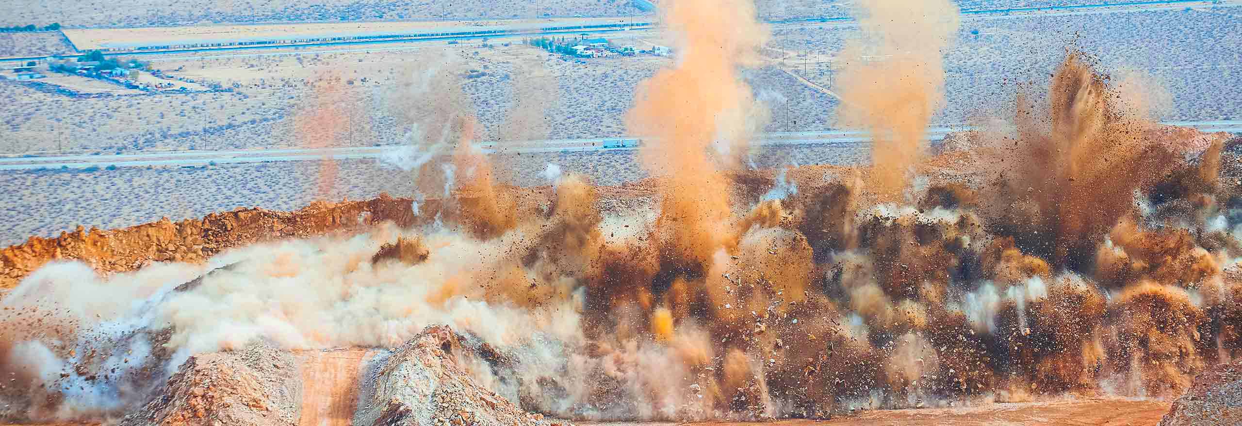 miniera a cielo aperto immortalata durante un'esplosione