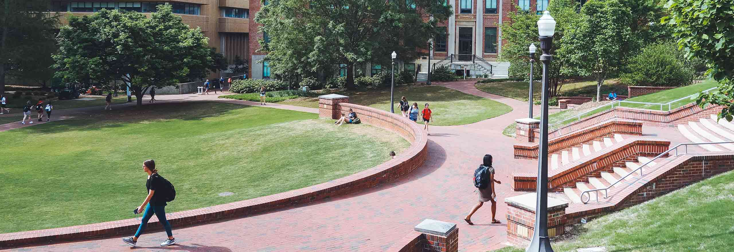 Étudiants marchant sur le campus