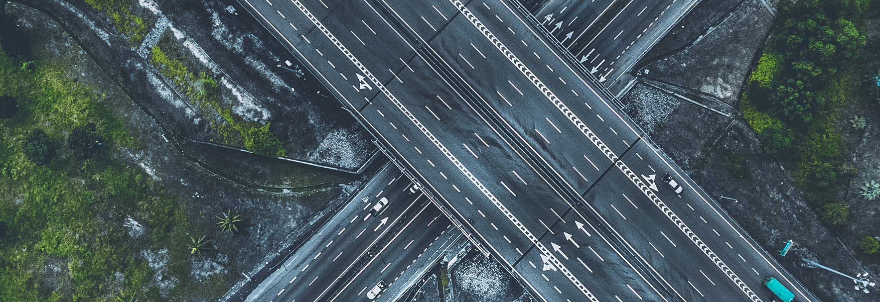 Vista aérea de uma grande rodovia com várias faixas