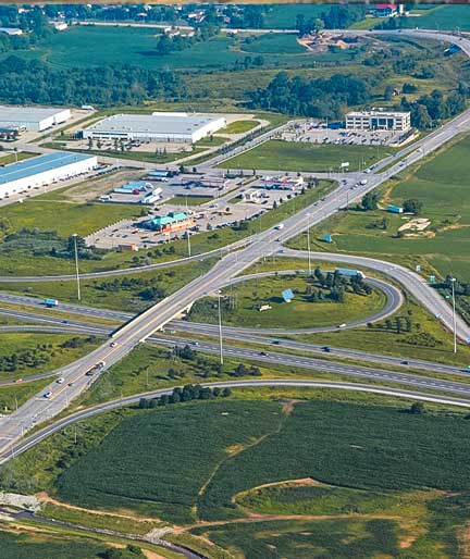 カナダ、オンタリオ州ミシサガの高速道路インターチェンジ。