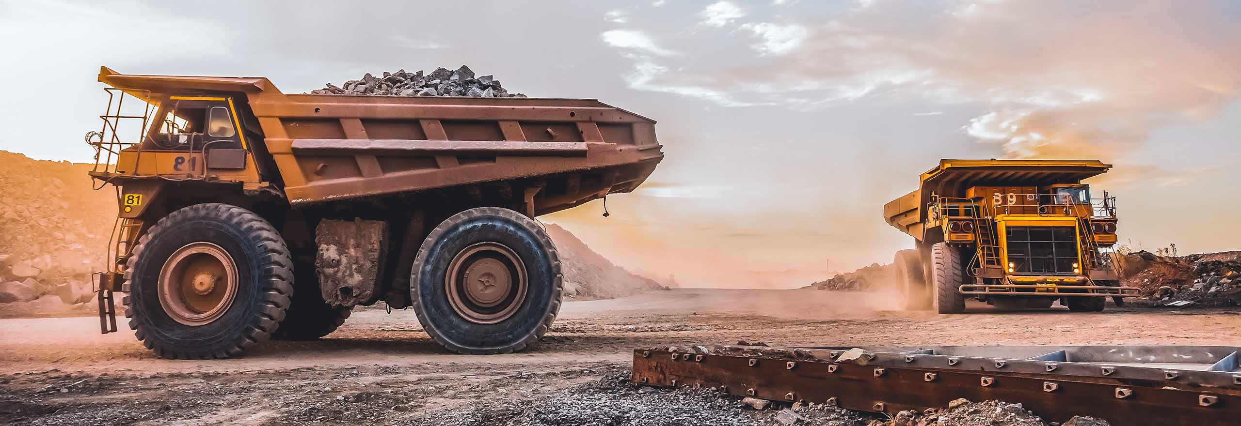 camions transportant du minerai en maintenant les distances de sécurité
