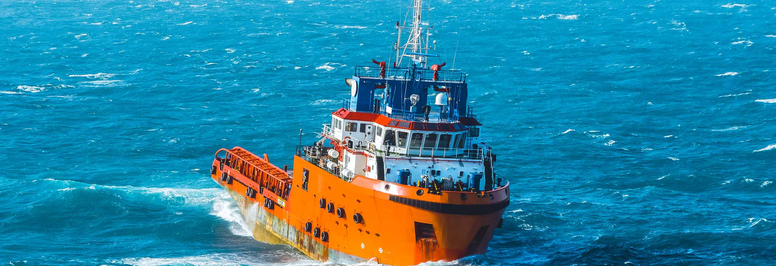 Un'imbarcazione per indagini idrografiche che naviga in mare aperto