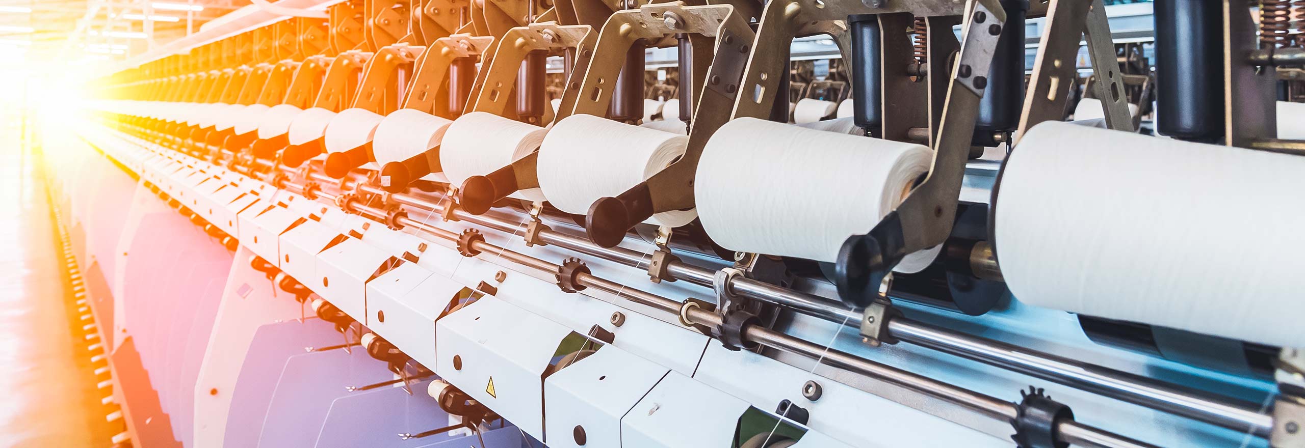 Herstellung von Papierhandtüchern in einer Produktionsanlage
