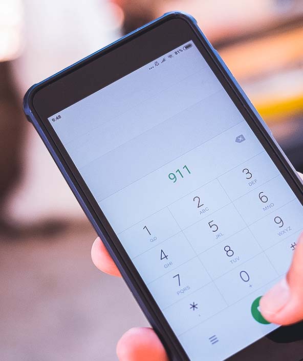 Emergenze e urgenze: digitare il 911 sullo schermo dello smartphone.